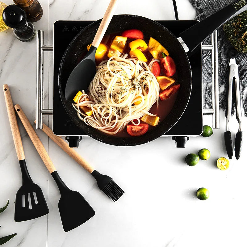 Conjunto de Utensílios de Cozinha em Silicone Preto - Espátula Antiaderente, Pá, Batedores de Ovos com Cabo de Madeira -  para Culinária